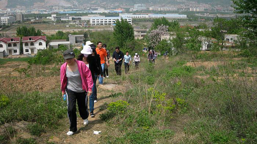 公司举办庆“五一”迎“五四”登山寻宝活动